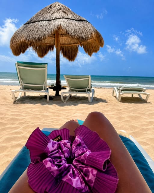 Coleta morada plisada en la playa