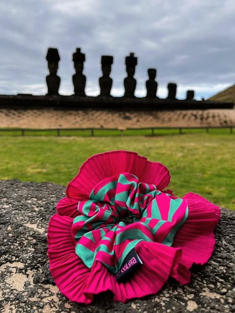Coleta plisada fucsia con estampado turquesa